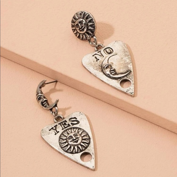 Vintage Sun & Moon Engraved Ouija Planchette Tarot Style Earrings π - Picture 2 of 7